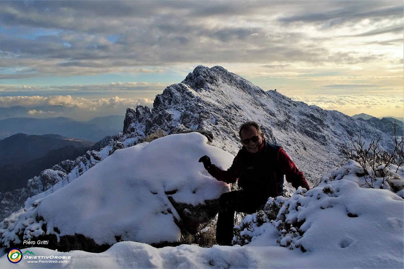 82 Scendo mentre il cielo si rannuvola, fa freddo con vista in Cima Alben.JPG